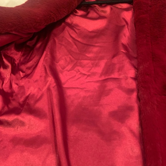 Chic Red Faux Fur Vest - Picture 7 of 8